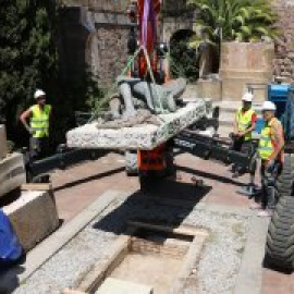 Barcelona retira la darrera escultura franquista de la ciutat