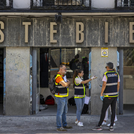 Agentes de la Policía Nacional investiga un homicidio en una tienda de ropa este lunes en Madrid. Una mujer de 61 años ha muerto apuñalada este lunes en el interior de la tienda de ropa que regentaba en la madrileña plaza de Tirso de Molina, en el dis