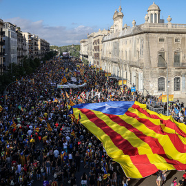 Una estelada de grans dimensions en el marc de la manifestació de l'ANC per la Diada a Barcelona aquest diumenge.