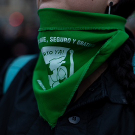 06/07/2023 Una manifestante el 8M de 2022 en Barcelona con un pañuelo verde, símbolo de defensa de la legalización del aborto en Latinoamérica.