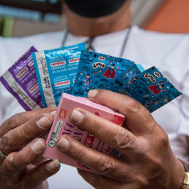 Un hombre sostiene preservativos durante las actividades de la campaña del Día Mundial del SIDA en Tailandia, Bangkok, el 1 de diciembre de 2021.