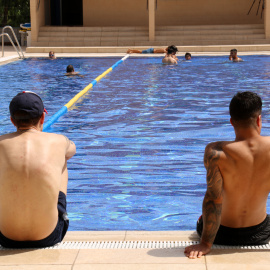 Joves banyant-se a la piscina de Vilanova del Camí, l'any passat