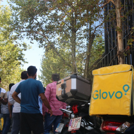 Una motxilla de Glovo davant la seu de l'empresa, situada al barri del Poblenou de Barcelona, en una manifestació de riders l'any 2021