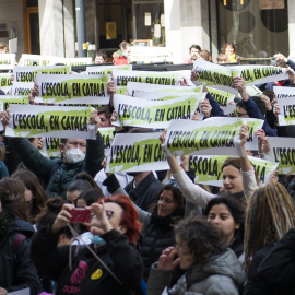 22/06/2022 Varios manifestantes con pancartas que rezan 'Lèscola en català', en una huelga por la sentencia del 25% en castellano en la educación catalana, a 23 de marzo de 2022, en Girona, Catalunya