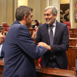 12/07/2023 - El presidente del PP de Canarias, Manuel Domínguez, , saluda al nuevo presidente, Fernando Clavijo, durante la segunda jornada del Pleno, este miércoles.