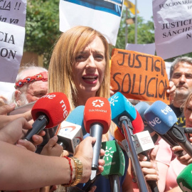 La exalcaldesa de Maracena (Granada) Berta Linares (PSOE), tras salir del Juzgado de Instrucción 5 de Granada, a 12 de julio de 2023.