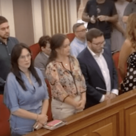 Carlos Pérez y Javier Liso, sentados durante minuto de silencio.