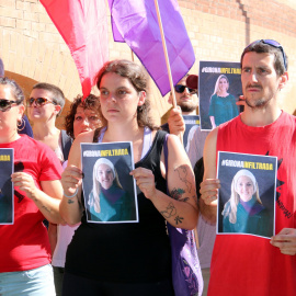 Concentrats amb cartells denunciant la infiltració d'una agent de la Policia Nacional en moviments independentistes de Girona i Salt