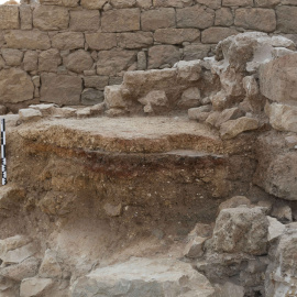 Detall de les restes de l’altar, amb la superposició de diverses soleres de combustió