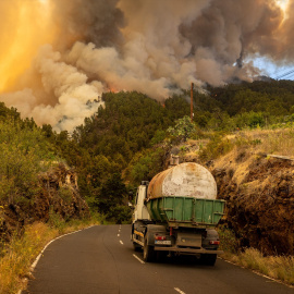 15/07/2023 - Un camión cisterna acude al incendio forestal declarado en la Palma, a 15 de julio de 2023, en Puntagorda, La Palma, Canarias.