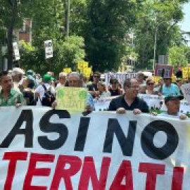 Decenas de madrileños se movilizan contra la tala de árboles por las obras de la línea 11 de Metro