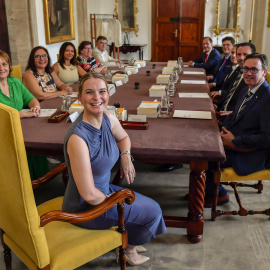 La presidenta del Govern balear, Marga Prohens (c), y los nuevos Consellers, tras el acto de toma de posesión en el Consolat de Mar, en Palma de Mallorca.