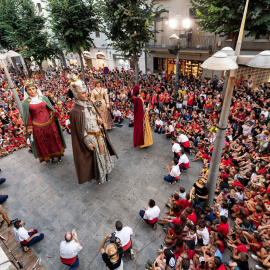 Ball de la Família Robafaves durant Les Santes de Mataró en una imatge d'arxiu.