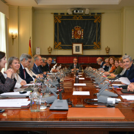 Los miembros del CGPJ. En el centro de la imagen, el presidente interino, Rafael Mozo. Al fondo a la izquierda, el vocal progresista Álvaro Cuesta y la quinta comenzando desde el fondo, la otra vocal que ha dimitido, Concepción Sáez.