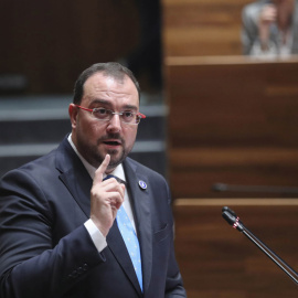 El jefe del Ejecutivo asturiano en funciones, Adrián Barbón, durante una intervención en la Junta General del Principado, a 19 de julio de 2023.