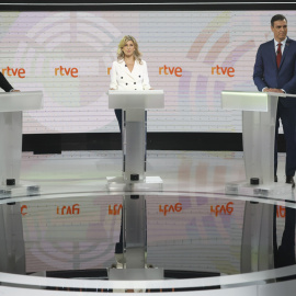 Los candidatos a la presidencia del Gobierno, (i-d) Santiago Abascal, Yolanda Diaz y Pedro Sánchez, antes del inicio del debate electoral que se celebra este miércoles en Madrid.