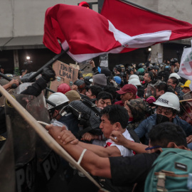 19/07/2023 - La policía se enfrenta con manifestantes durante protestas en las que reclaman la renuncia de la presidenta Dina Boluarte y el cierre del Congreso hoy, en Lima (Perú). La Policía Nacional del Perú (PNP) retiró a los cientos de manifestan