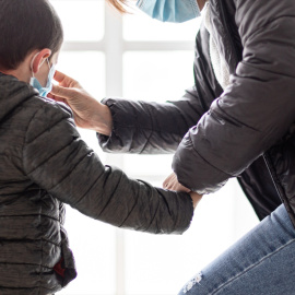 Una madre coloca a su hijo una mascarilla un día después de que el presidente del Gobierno, Pedro Sánchez, haya confirmado en una rueda de prensa que los niños podrán salir a la calle "con condiciones" a partir del 27 de abril, en Vitoria/Euskadi (Es