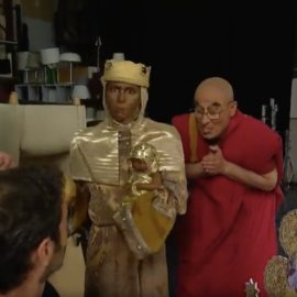 La Virgen del Rocío regresa a TV3, esta vez acompañada de la Moreneta, el Dalai Lama y Juanma Moreno.