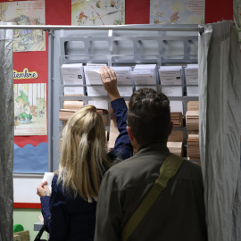 31/05/2023 Votantes eligen las papeletas para votar en un colegio electoral este 28M.