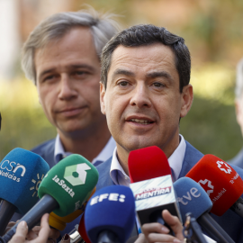 El presidente de la Junta de Andalucía, Juanma Moreno Bonilla , atiende a los medios, en presencia del candidato a la Alcaldía de Alcorcón, Antonio González Terol, durante un paseo por dicha localidad.- Juan Carlos Hidalgo / EFE