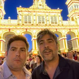 Estopa, o los hermanos David y José Manuel Muñoz, en la entrada de la Feria de Abril