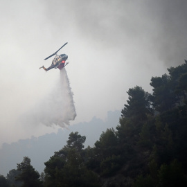 24/07/2023 - Un helicóptero arroja agua para extinguir un incendio forestal en Diakopto, Egio (Grecia), a 24 de julio de 2023.