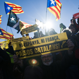 arias personas participan en la manifestación ‘Aquí no s'ha acabat res' contra la Cumbre Hispano-Francesa, a 19 de enero de 2023, en Barcelona, Catalunya (España). El independentismo catalán se manifiesta en una protesta unitaria en respuesta a la X