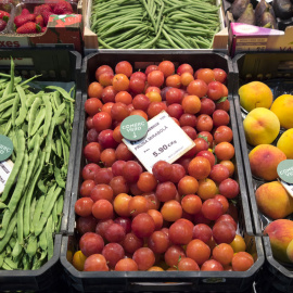 Caixes amb fruites i verdures en un mercat de Barcelona