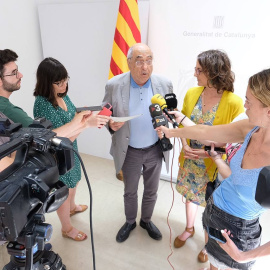 El conseller de Recerca i Universitats, Joaquim Nadal, i la consellera d'Igualtat i Feminismes, Tània Verge, en l'atenció als mitjans