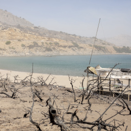 La playa próxima al pueblo de Kiotari, en Rodas, después de haber sido arrasada por el fuego, a 24 de julio de 2023.