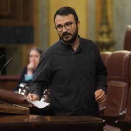 El diputado de la CUP Albert Botran durante una sesión plenaria, a 9 de febrero de 2023, en Madrid