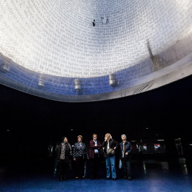 Un grupo de personas visita el memorial de Atocha dedicado a las víctimas del 11M, en una imagen de archivo en 11 de marzo de 2015