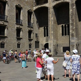 06/2023 - Turistas en la plaça del Rei de Barcelona.