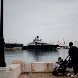 Varias personas delante de un yate retenido en el puerto de Tarragona, a 17 de marzo de 2022.