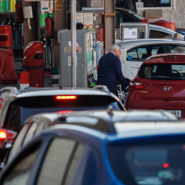 Un hombre reposta carburante en una gasolinera, en diciembre de 2022.