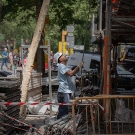 Un obrero durante la construcción de una obra, a 10 de mayo de 2023, en Barcelona, Catalunya.