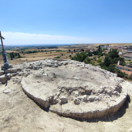 29/07/2023 - Base de la torre circular del Castillo de Guzmán, en Burgos a 29 de julio de 2023.