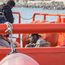 La embarcación Salvamento Marítimo ‘Guardamar Talía’ a su llegada al muelle de Arguineguín con varias decenas de migrantes, a 28 de agosto de 2021, en Arguineguín, Mogán, Gran Canaria, (España). EUROPA PRESS.