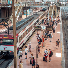 Varias personas en el andén de un tren de cercanías en la estación Almudena Grandes-Atocha Cercanías, a 14 de julio de 2023, en Madrid (España). Gabriel Luengas / Europa Press.