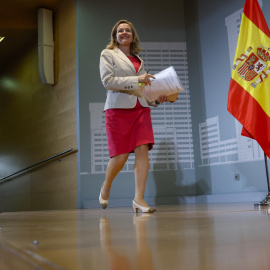 La vicepresidenta primera y ministra de Asuntos Económicos, Nadia Calviño, realiza declaraciones tras la reunión con las patronales bancarias, las asociaciones de usuarios financieros y el gobernador del Banco de España este 29 de junio de 2023.