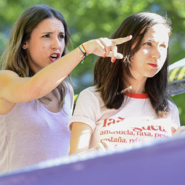 Irene Montero e Ione Belarra participan en la marcha del Orgullo en Madrid, a 1 de julio de 2023.