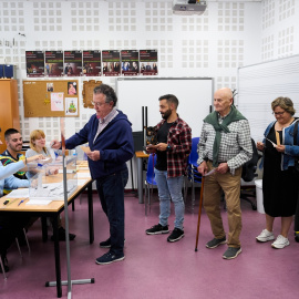 Varias personas ejercen su derecho al voto en el conservatorio de música Jesús de Monasterio, a 28 de mayo de 2023, en Santander.