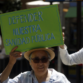 Detalles de la manifestación en defensa de una sanidad pública, a 25 de marzo de 2023 en Málaga, (Andalucía, España).