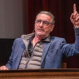 El periodista Carlos Herrera gesticula durante un coloquio en Sevilla, a 3 de marzo de 2023.