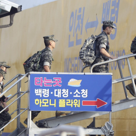 Marines surcoreanos suben a bordo de un ferri en Incheon  para unirse a las tropas en la isla de Baegnyeong cerca de la frontera marítima del Mar Amarillo. EFE/Yonhap