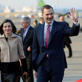 Los reyes Felipey Letizia a su llegada al aeropuerto Haneda de Tokio, en su visita oficial a Japón. REUTERS/Toru Hanai