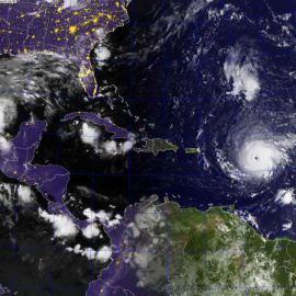 El huracán Irma, un huracán de categoría 4 con vientos máximos sostenidos cerca de 240 km / h, se muestra en satélite GOES en el Océano Atlántico al este de las Islas Leeward, Puerto Rico y República Dominicana / Marina de guerra de los EEUU - REU