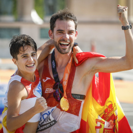 Los marchadores españoles Álvaro Martín y María Pérez muestran su alegría con la medalla de oro en los 35 kilómetros en los Mundiales de atletismo que se disputan en Budapest.- Javier Etxezarreta / EFE