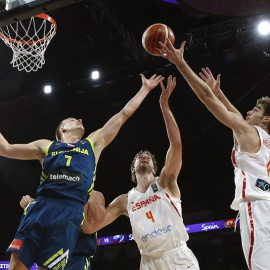 Los jugadores de España Pau Gasol (c) y Juancho Hernangómez ante el jugador de Eslovenia Klemen Prepelic. /EFE